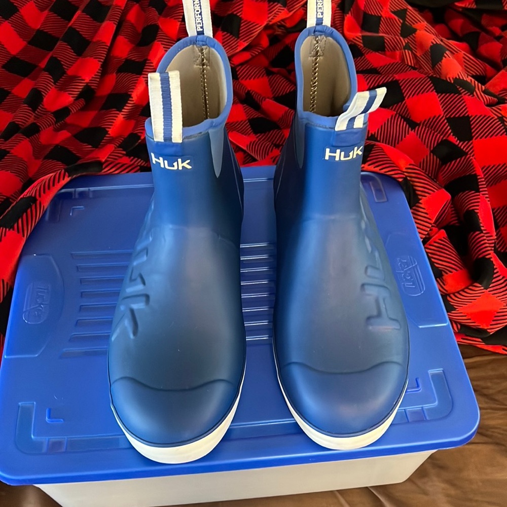 Huk brand size 12 royal blue.